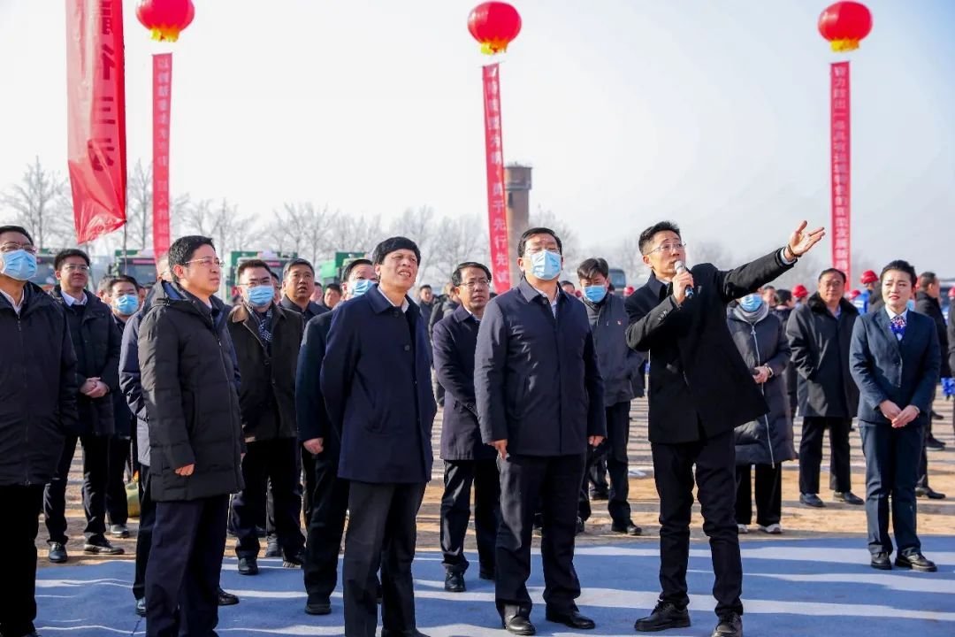 總經理陶嶽軍做一期項目情況介紹最後,在運城市委書記丁小強的宣佈下